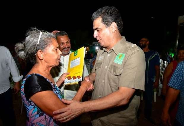 Emanuel entrega 900 títulos de propriedade e destaca compromisso com os que mais precisam Emanuel entrega 900 títulos de propriedade e destaca compromisso com os que mais precisam