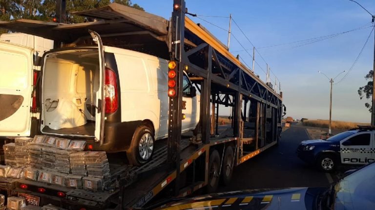 PM e PRF apreendem 220 quilos de cocaína dentro de veículo PM e PRF apreendem 220 quilos de cocaína dentro de veículo