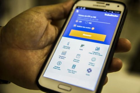 Trabalhadores nascidos em abril podem sacar até R$ 1 mil do FGTS Trabalhadores nascidos em abril podem sacar até R$ 1 mil do FGTS