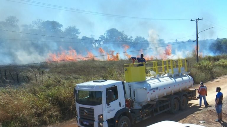 Bombeiros combatem grande queimada em Sorriso Bombeiros combatem grande queimada em Sorriso