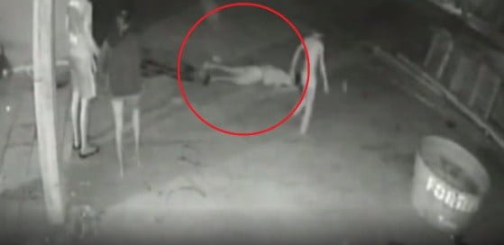 Homem é morto com seis facadas por flertar com namorada de assassino; veja vídeo Homem é morto com seis facadas por flertar com namorada de assassino; veja vídeo