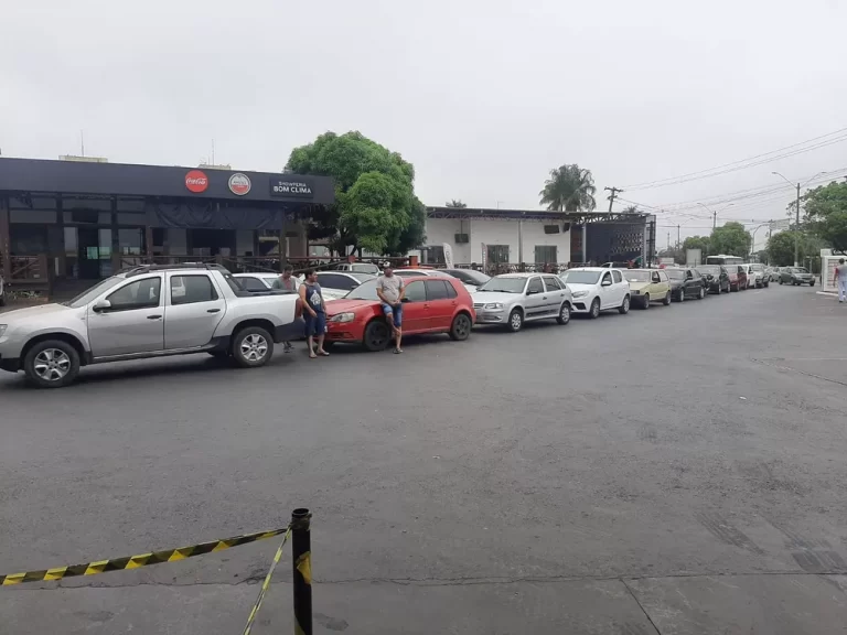 Gasolina a R$ 4,35 provoca filas de carros e motos em postos de Cuiabá