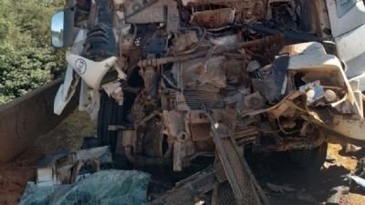 Vídeo | Carretas tentam passar ao mesmo tempo em ponte e duas pessoas morrem Vídeo | Carretas tentam passar ao mesmo tempo em ponte e duas pessoas morrem