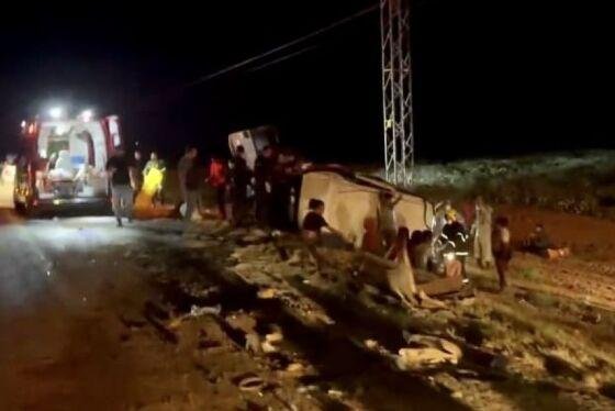 Colisão entre van e caminhão deixa bebê e motorista mortos e 15 pessoas em estado grave na MT-449 Colisão entre van e caminhão deixa bebê e motorista mortos e 15 pessoas em estado grave na MT-449