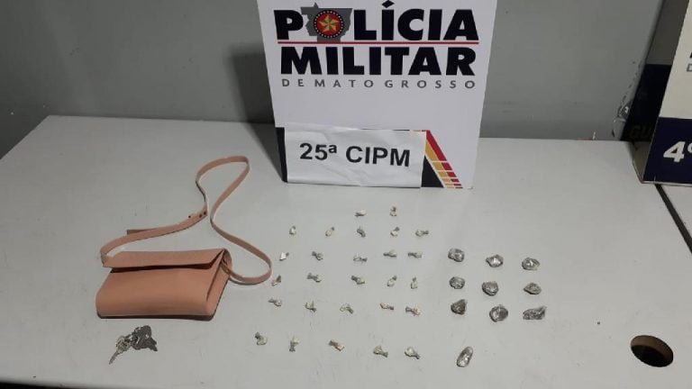 Mulher é presa pela PM com mais de trinta porções de maconha e cocaína Mulher é presa pela PM com mais de trinta porções de maconha e cocaína
