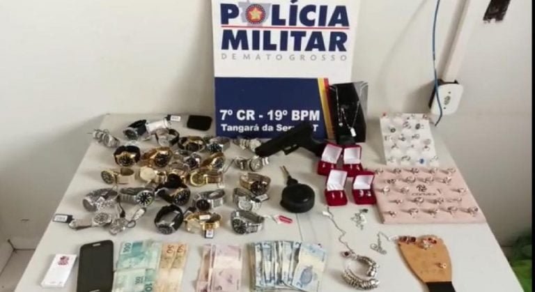 PM recupera anéis e relógios roubados de ótica e prende suspeitos PM recupera anéis e relógios roubados de ótica e prende suspeitos