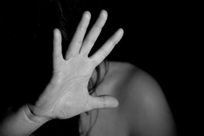 Pai é preso por estupros contra a filha que tem deficiência mental Pai é preso por estupros contra a filha que tem deficiência mental