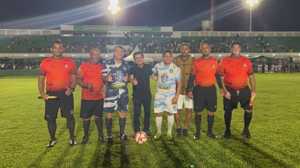 Carreta carregada de óleo tomba em rodovia federal de MT