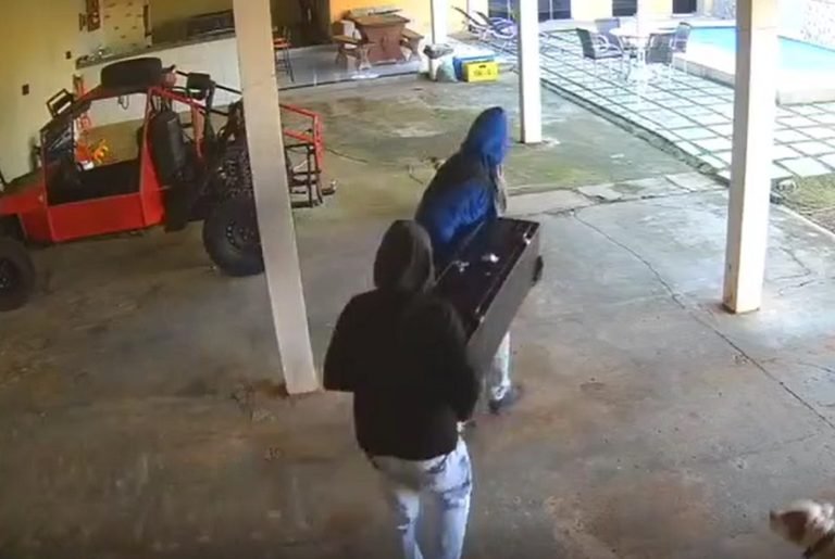 Dupla é flagrado por câmera caindo em piscina durante roubo Dupla é flagrado por câmera caindo em piscina durante roubo