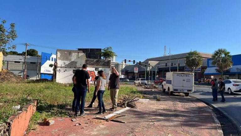 Mulher em situação de rua é morta a pedradas na avenida Prainha em Cuiabá Mulher em situação de rua é morta a pedradas na avenida Prainha em Cuiabá