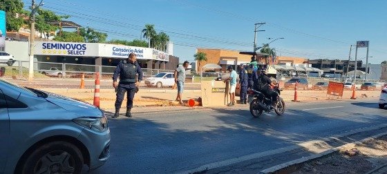 Motociclista fica ferido em acidente na avenida da FEB nas primeiras horas da manhã