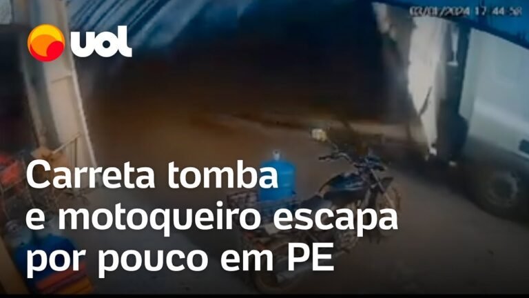 Carreta tomba e motoqueiro escapa por pouco de ‘avalanche’ de terra; veja