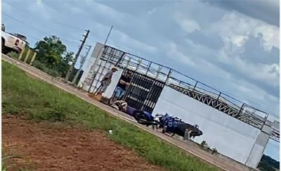 TENTAVA CONVERSÃO Casal em moto morre ao ser atingido por caminhão na BR-158