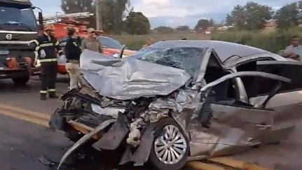 UM FERIDO Motorista morre após colisão frontal com carreta na rodovia BR-070