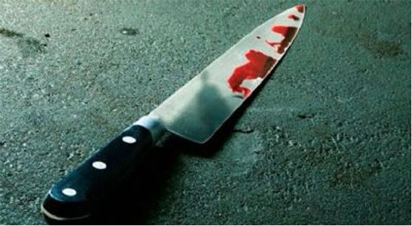 EMBRIAGADOS Homem tenta matar colega com golpes de faca no rosto EMBRIAGADOS Homem tenta matar colega com golpes de faca no rosto