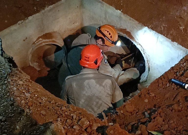 Bombeiros resgatam idosa que estava desaparecida após cair em bueiro
