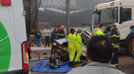 NA MT-130 Uno é esmagado por carretas e motorista morre no local NA MT-130 Uno é esmagado por carretas e motorista morre no local