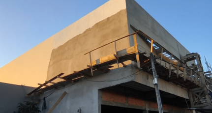7 METROS DE ALTURA Trabalhador de 59 anos morre após andaime ceder em obra