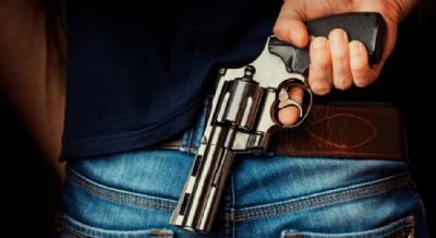 VIOLÊNCIA Três pessoas são presas após agredirem e roubarem médico em policlínica VIOLÊNCIA Três pessoas são presas após agredirem e roubarem médico em policlínica