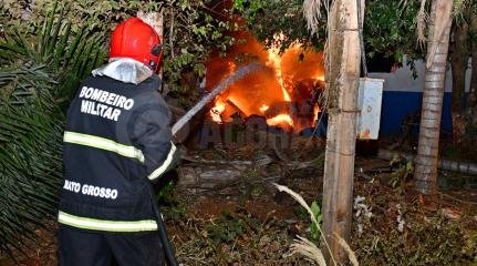 Carro pega fogo após bater em muro; motorista é resgatado