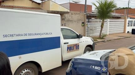 EM COLCHÃO Homem é encontrado morto com marcas de tiro em casa EM COLCHÃO Homem é encontrado morto com marcas de tiro em casa