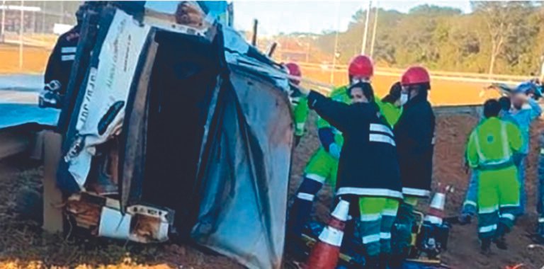 Veículo capota após colisão com carreta na BR-163 em Nova Mutum; um morre
