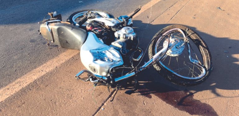 Dois são hospitalizados após colisão entre carro e moto na BR-163 em Sinop Dois são hospitalizados após colisão entre carro e moto na BR-163 em Sinop