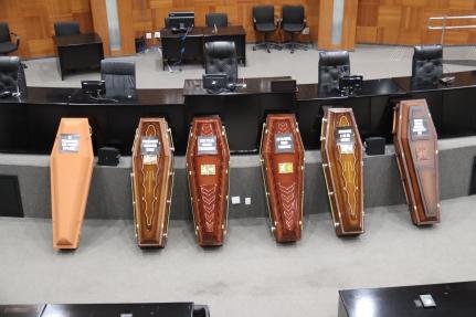 PROTESTO Deputado coloca caixões no Plenário da AL em audiência sobre Lei da Pesca PROTESTO Deputado coloca caixões no Plenário da AL em audiência sobre Lei da Pesca