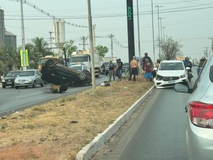 Batida entre dois carros de passeio deixa trânsito lento em importante avenida de Cuiabá