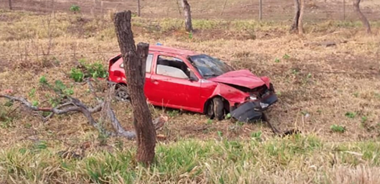 Carro desgovernado capota na BR-364 em MT; motorista é internado
