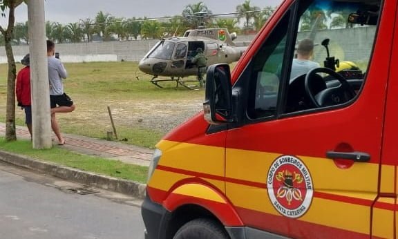 Homem fica gravemente ferido após cair de telhado em Araquari