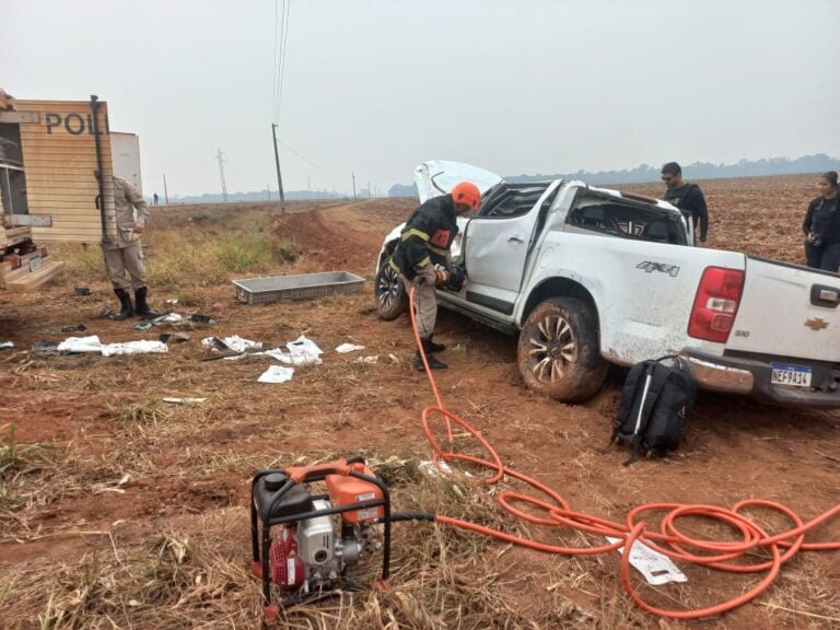 Corpo de Bombeiros resgata vítimas após veículo capotar na MT-170