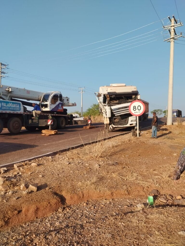 Acidente entre caminhões na MT-326 em Nova Nazaré