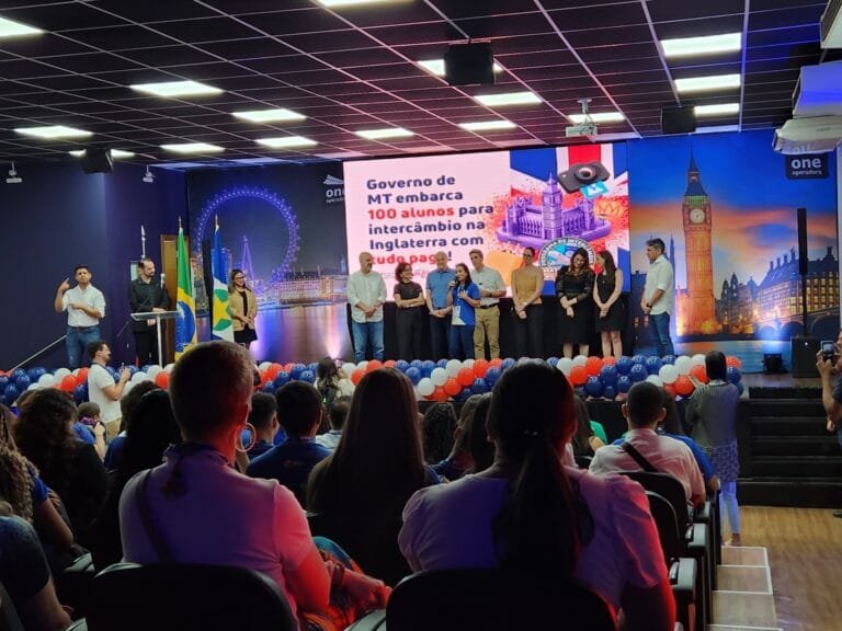 Seduc entrega kit viagem aos 100 estudantes que embarcam neste sábado (05) para a Inglaterra